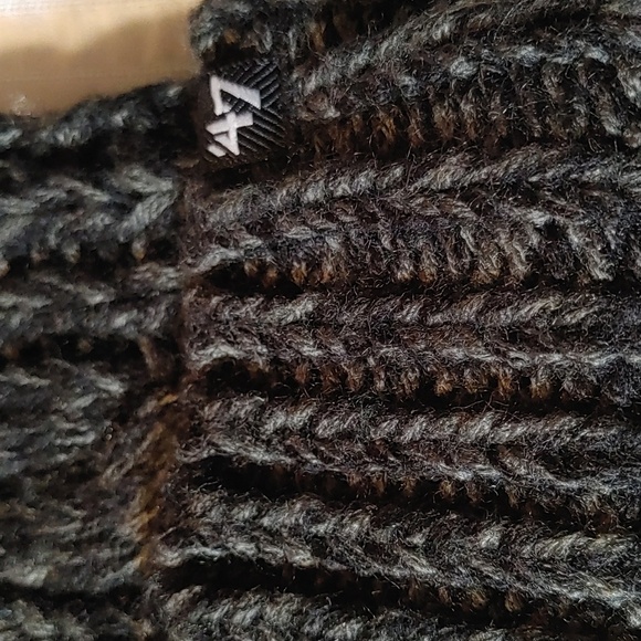 NWT Toronto Raptors Gray Knit Hat/Toque with Pompom - Picture 4 of 12